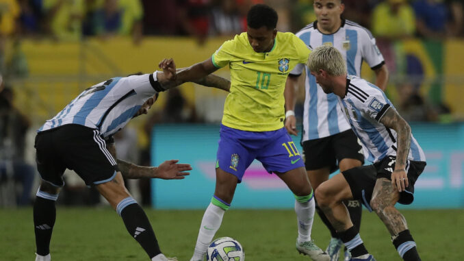 Rodrygo (c) de Brasil disputa el balón con de Rodrigo De Paul (d) Argentina este 21 de noviembre de 2023, en un partido de las eliminatorias para la Copa Mundo de Fútbol de 2026 en el estadio Maracaná en Río de Janeiro (Brasil). EFE/ Andre Coelho
