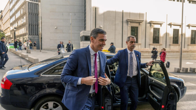 El presidente del Gobierno en funciones y líder del PSOE, Pedro Sánchez (i), llega este viernes al Congreso de los Diputados a la firma de un acuerdo con el Partido Nacionalista Vasco (PNV) con lo que se garantiza los votos necesarios para ser investido de nuvevo como jefe del Ejecutivo. EFE/ Fernando Villar
