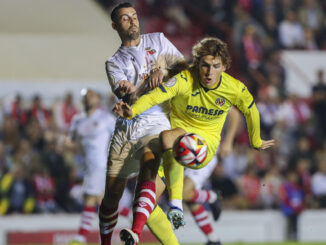 CHICLANA DE LA FRONTERA (CÁDIZ), 02/11/2023.- El centrocampista del Chiclana, David Montero (i), disputa el balón con Jorge Pascual (d), delantero del Villarreal, durante el partido de primera ronda de Copa del Rey entre Chiclana CF y Villarreal CF, este jueves en el Campo Municipal de Chiclana, en Chiclana de la Frontera. EFE/Román Ríos