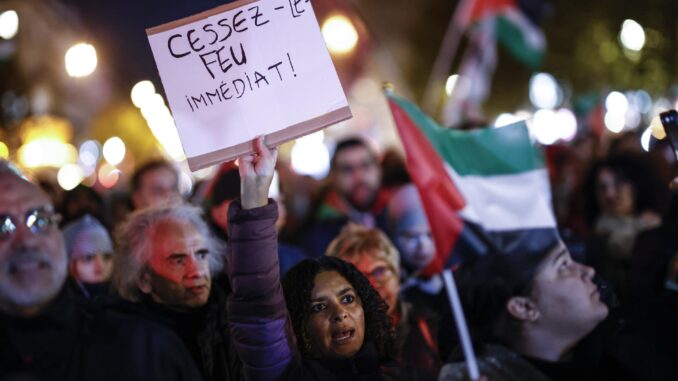 Participantes en la manifestación organizada este jueves en París para apoyar al pueblo palestino y exigir un alto en fuego en Gaza. EFE/EPA/Yoan Valat
