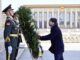 El presidente uruguayo, Luis Alberto Lacalle Pou, deposita una corona en el Monumento a los Héroes del Pueblo, en la Plaza de Tiananmen, en Pekín, el 23 de noviembre de 2023. EFE/EPA/XINHUA / YIN BOGU CHINA OUT / REINO UNIDO E IRLANDA FUERA / CRÉDITO OBLIGATORIO SÓLO PARA USO EDITORIAL SÓLO PARA USO EDITORIAL