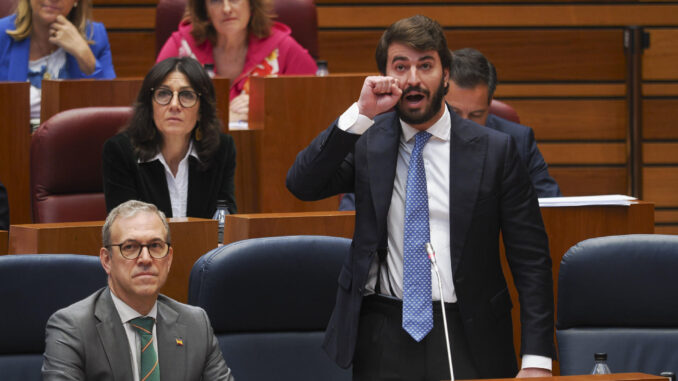 El vicepresidente de la Junta de Castilla y León, Juan García-Gallardo (d), durante su intervención en el pleno en Las Cortes en Valladolid, este miércoles, en el momento en el que niega que haber simulado una "felación" como le ha acusado el PSOE y en cambio ha defendido que se trataba de una mueca "de llorar" porque "son unos llorones. EFE/ R. García
