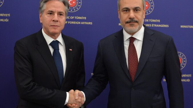 El jefe de la diplomacia estadounidense, Antony Blinken (izquierda) con su colega turco Hakan Fidan este lunes en Ankara. EFE/EPA/NECATI SAVAS
