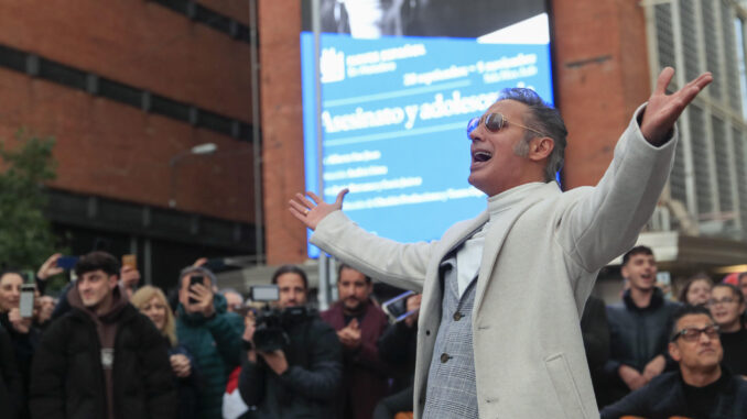 El cantante español Pitingo ofrece un concierto corto rodeado de sus músicos y un coro góspel de más de 30 miembros este viernes, en plena calle de Madrid. EFE/ Fernando Alvarado
