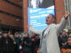 El cantante español Pitingo ofrece un concierto corto rodeado de sus músicos y un coro góspel de más de 30 miembros este viernes, en plena calle de Madrid. EFE/ Fernando Alvarado