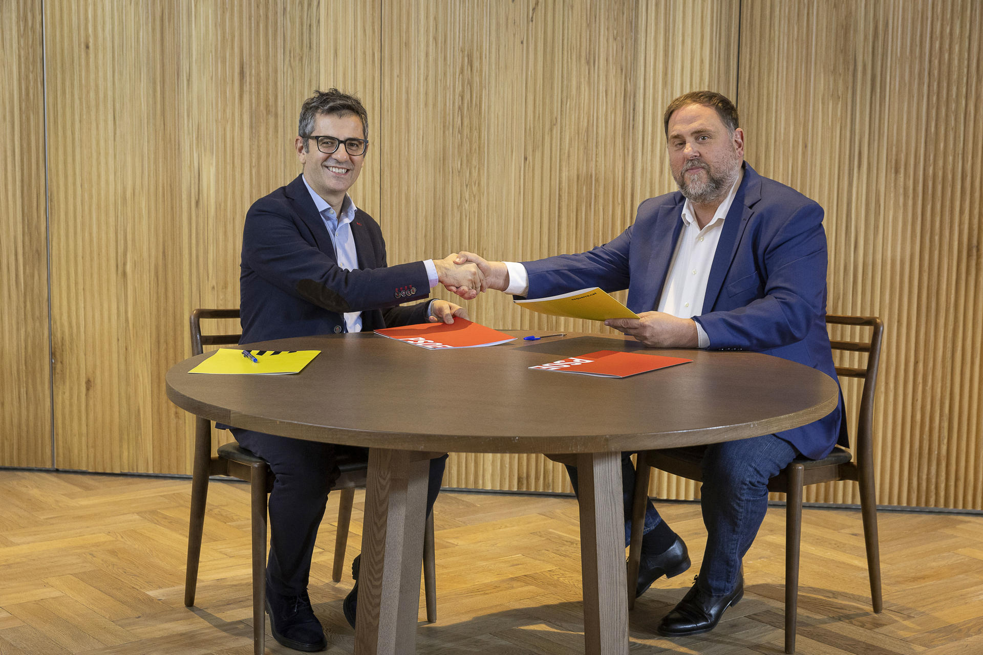 El ministro de la Presidencia y miembro de la Comisión Ejecutiva Federal y de la comisión negociadora del PSOE, Félix Bolaños (i), y el presidente de ERC, Oriol Junqueras, en una reunión para sellar un acuerdo que garantiza el apoyo de los republicanos a la investidura de Pedro Sánchez este jueves en Barcelona. Así lo han confirmado ambos partidos en un comunicado conjunto, en el que explican que Bolaños y Junqueras han mantenido una reunión en Barcelona este jueves, en la que han suscrito el acuerdo al que han llegado ambas formaciones políticas. EFE/ Jordi Play PSC SOLO USO EDITORIAL SOLO DISPONIBLE PARA ILUSTRAR LA NOTICIA QUE ACOMPAÑA (CRÉDITO OBLIGATORIO)
