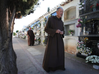 Dos religiosos de la congregación de los Hermanos Fossores de la Misericordia caminan junto a varios nichos en el cementerio de Guadalix, en Granada, este miércoles, Día de Todos los Santos. EFE/Pepe Torres