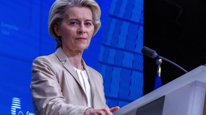 Imagen de archivo de la presidenta de la Comisión Europea, Ursula von der Leyen. EFE/EPA/OLIVIER MATTHYS
