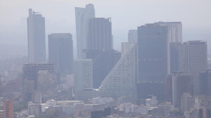 Fotografía de archivo de la contaminación en Ciudad de México (México). EFE/ Sashenka Gutierrez
