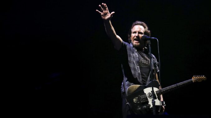 Eddie Vedder, el líder de la banda de rock Pearl Jam, en una imagen de archivo. EFE/EPA/JOSE SENA GOULAO
