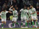 El defensa del Betis Germán Pezzella (d) celebra junto a sus compañeros tras marcar el gol del empate a uno ante el Girona, durante el partido de LaLiga de fútbol que Real Betis y Girona FC han disputado en el estadio Benito Villamarín, en Sevilla. EFE/Julio Muñoz