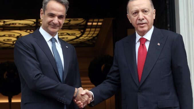 El primer ministro griego, Kyriakos Mitsotakis (I) da la bienvenida al presidente turco, Recep Tayyip Erdogan (D),antes de su reunión en Atenas. EFE/EPA/ORESTIS PANAGIOTOU
