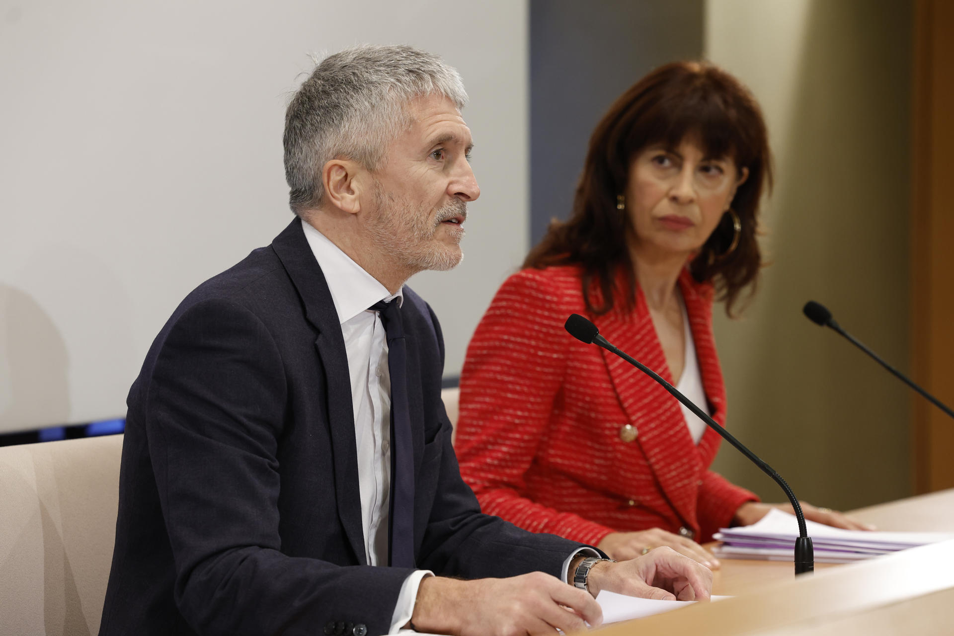 El ministro del Interior, Fernando Grande-Marlaska y la ministra de Igualdad, Ana Redondo, durante la rueda de prensa ofrecida tras su reunión este jueves en la sede del Ministerio del Interior en Madrid, donde han abordado la protección a las víctimas de la violencia de género . EFE/ Chema Moya
