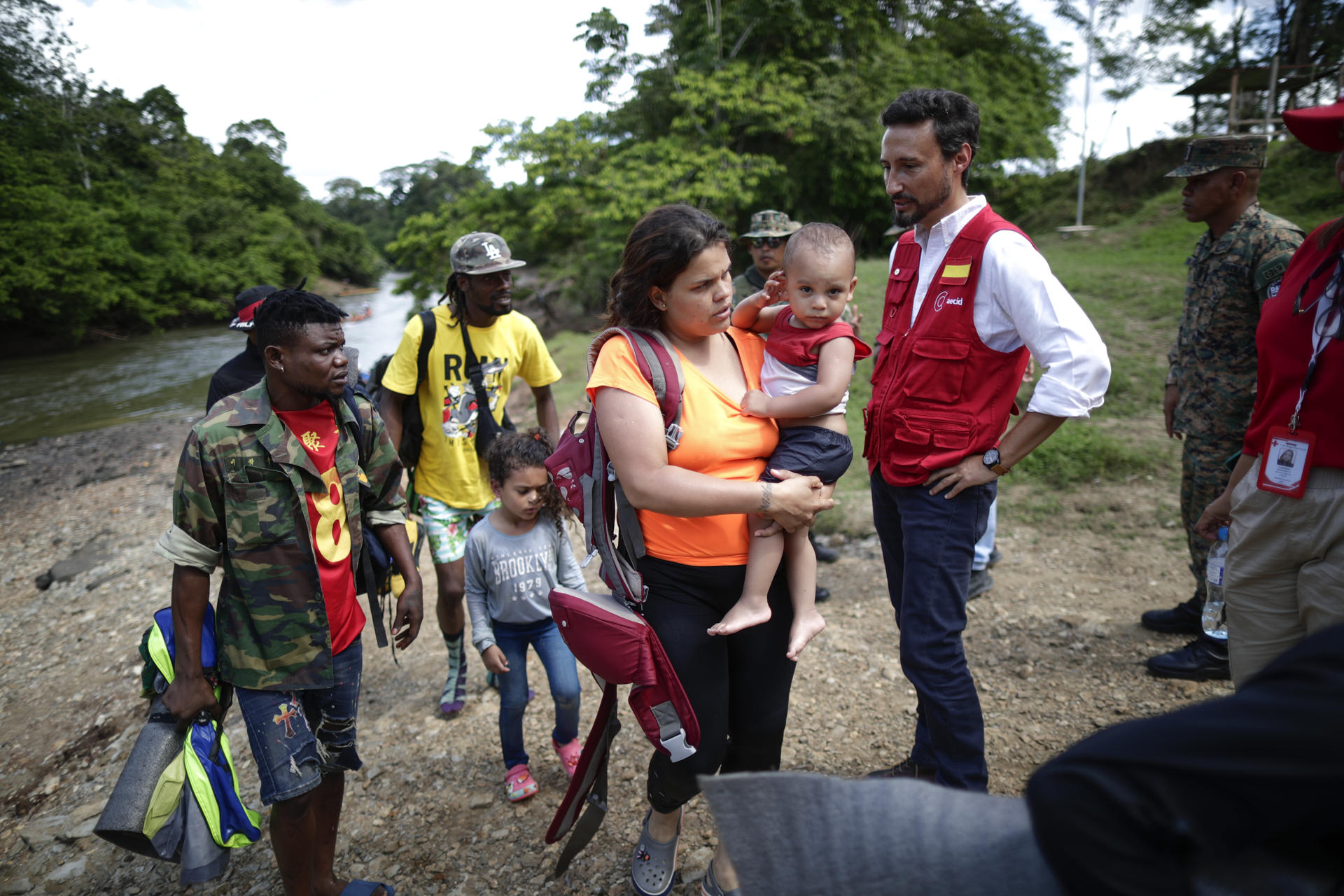 El embajador de España en Panamá, Guzmán Palacios (d), observa el paso de migrantes luego de atravesar la selva del Darién en la Estación de Recepción Migratoria (ERM) de Lajas Blancas en Metetí, el 18 de diciembre de 2023, provincia de Darién (Panamá). EFE/ Bienvenido Velasco
