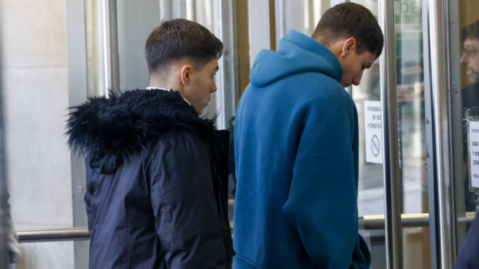 Los canteranos del Real Madrid Juan Rodríguez y Ferrán Ruiz entran en los Juzgados de Plaza Castilla de Madrid para ser interrogados por videoconferencia por el Juzgado de Instrucción número 3 de San Bartolomé de Tirajana (Gran Canaria) junto a otros dos acusados por difundir un vídeo sexual de dos jóvenes, una de ella menor, este viernes. EFE/ Aitor Martin
