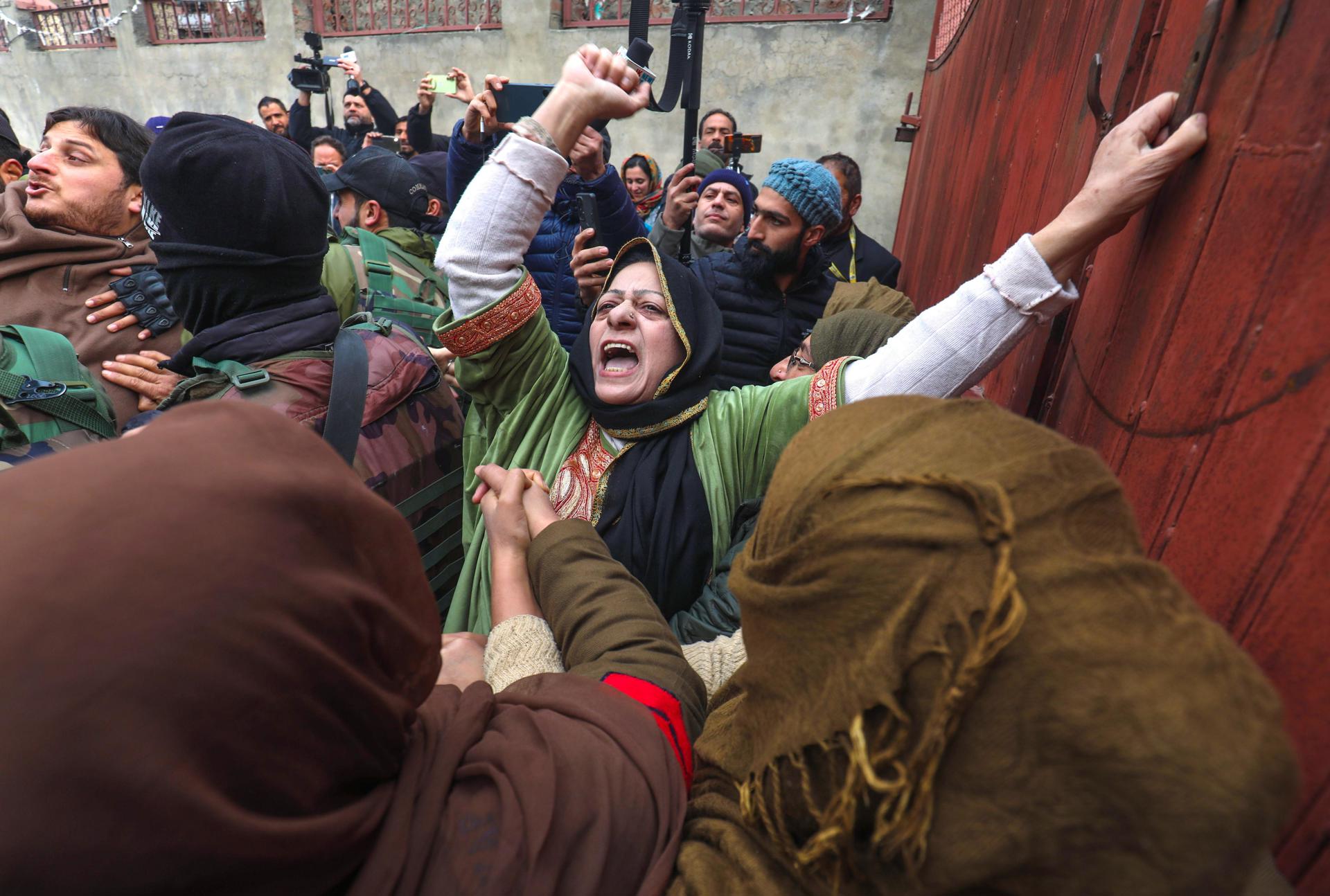 Miembros del Comité del Congreso de Jammu y Cachemira Pradesh (JKPCC) gritan consignas mientras mujeres policías intentan detenerlas durante una protesta en Srinagar, Cachemira, India, 22 de diciembre de 2023. EFE/EPA/FAROOQ KHAN
