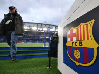 Vista del escudo del FC Barcelona en el estadio Stamford Bridge de Londres, Reino Unido, en una imagen de archivo. EFE/Andy Rain