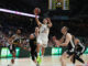 El base argentino del Real Madrid Facundo Campazzo (c) entra a canasta, durante el partido de la jornada 16 de la EuroLiga que Real Madrid y Partizán de Belgrado disputaron en el WiZink Center, en Madrid. EFE/Kiko Huesca