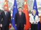 El presidente chino, Xi Jinping (centro), posa para una fotografía con el presidente del Consejo Europeo, Charles Michel (i), y la presidenta de la Comisión Europea, Ursula von der Leyen (d), con motivo de la 24ª cumbre entre el gigante asiático y la UE, en Pekín, el 7 de diciembre de 2023. EFE/EPA/XINHUA / Huang Jingwen CHINA OUT / UK AND IRELAND OUT / MANDATORY CREDIT EDITORIAL USE ONLY EDITORIAL USE ONLY