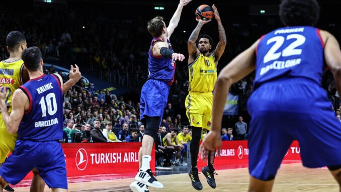 El jugador del Barcelona Jan Vesely (C- I) en acción ante Sterling Brown (C-D), del Alba Berlín, durante el partido de la Euroliga jugado en Berlín. EFE/EPA/Filip Singer
