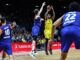 El jugador del Barcelona Jan Vesely (C- I) en acción ante Sterling Brown (C-D), del Alba Berlín, durante el partido de la Euroliga jugado en Berlín. EFE/EPA/Filip Singer