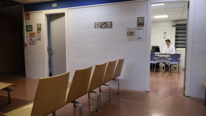 Juancho Montero lleva más de dos décadas de experiencia en la atención primaria catalana y sufre, como muchos otros, el peso de no dar abasto por la falta de recursos: "Si cada día vas como una máquina, como si la consulta fuera una fábrica, al final petas". EFE/Quique García
