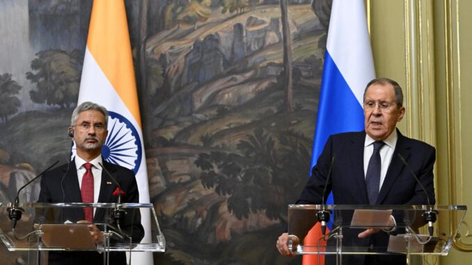 El ministro de Exteriores de Rusia, Serguéi Lavrov (dcha), y su colega indio, Subrahmanyam Jaishankar (izq), celebran una conferencia de prensa conjunta tras su reunión en Moscú, el 27 de diciembre de 2023.EFE/EPA/ALEXANDER NEMENOV / POOL
