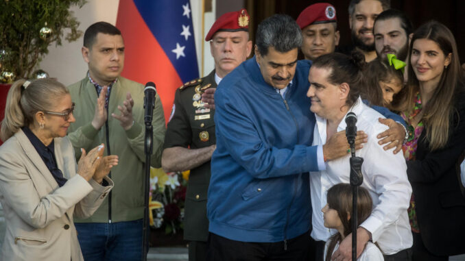 Fotografía de archivo del presidente de Venezuela, Nicolás Maduro (i), mientras recibe al empresario colombiano Alex Saab en el Palacio de Miraflores en Caracas (Venezuela). EFE/ Miguel Gutiérrez
