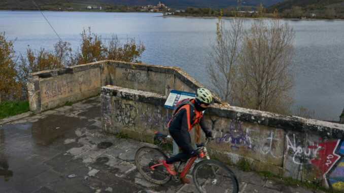 Un ciclista por la orilla del embalse de Ullibarri-Gamboa, en Vitoria, este sábado. EFE / L. Rico
