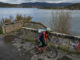 Un ciclista por la orilla del embalse de Ullibarri-Gamboa, en Vitoria, este sábado. EFE / L. Rico