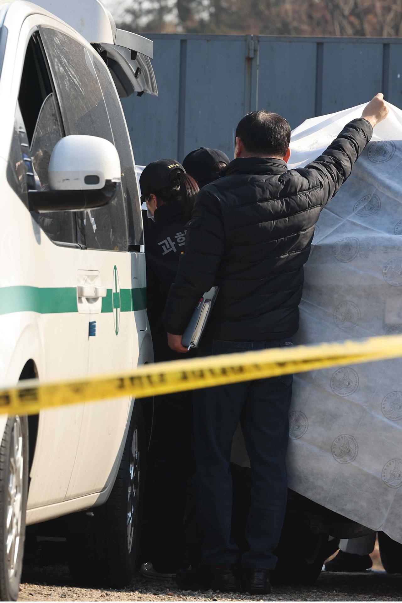 La policía examina un automóvil en un parque en Seúl, el 27 de diciembre de 2023, en el que el actor Lee Sun-kyun fue encontrado muerto. EFE/EPA/YONHAP SOUTH KOREA OUT
