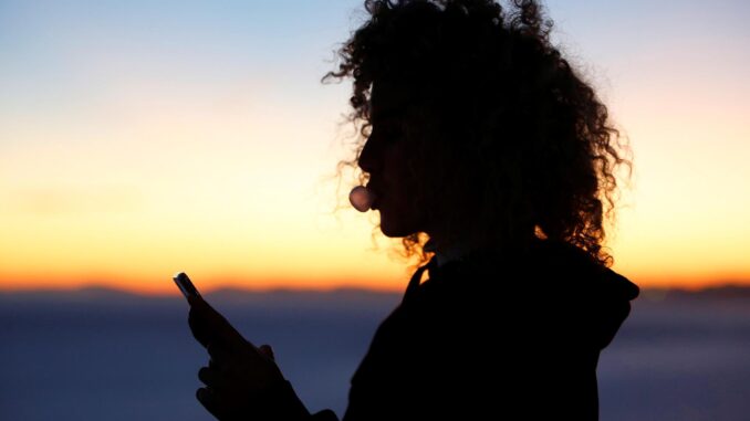 Una joven mira el móvil en una imagen de archivo. EFE / Manuel Lorenzo
