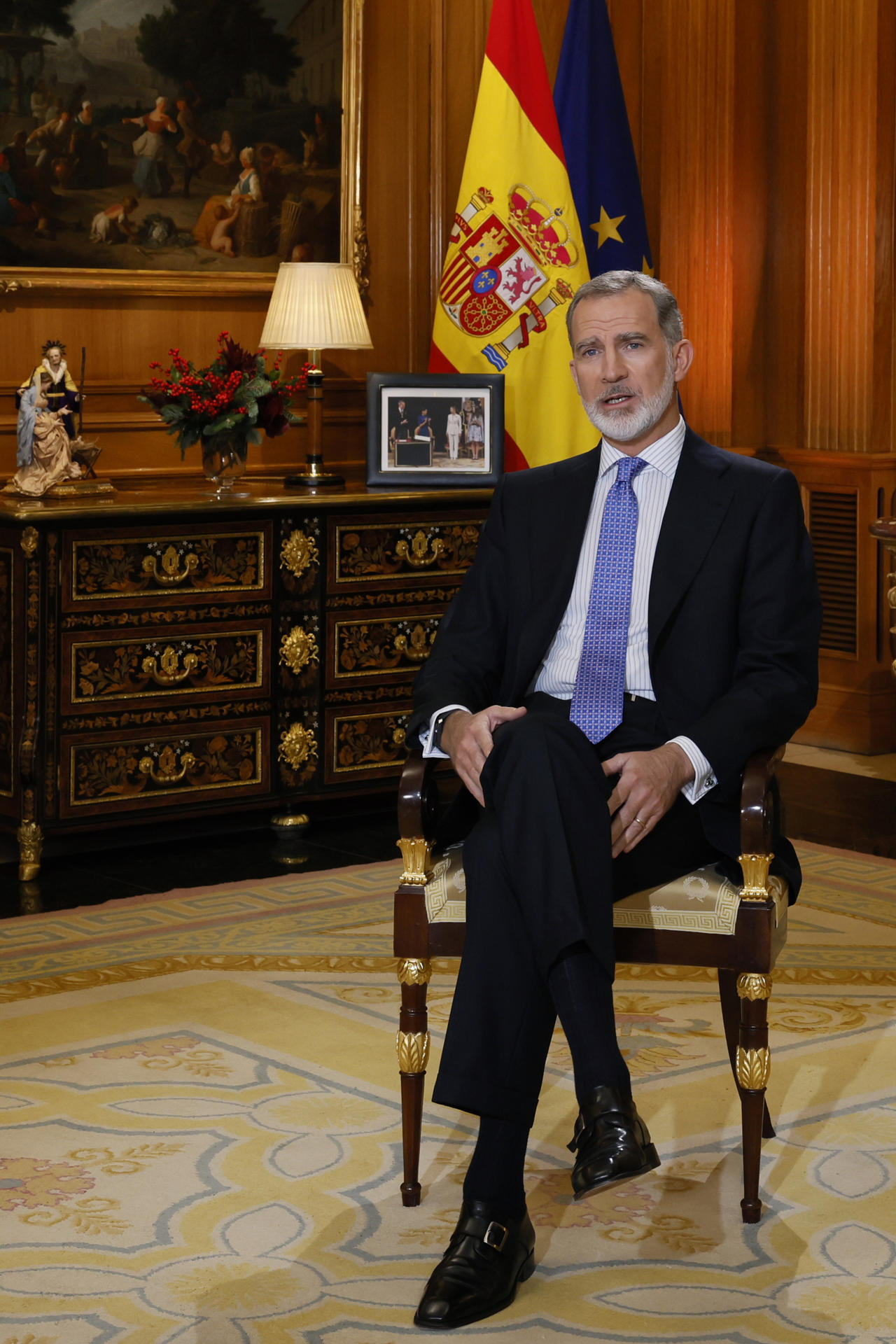 MADRID, 24/12/2023.- El rey Felipe VI en su tradicional mensaje de Navidad, el décimo de su reinado, en el que ha apelado al cumplimiento de la Constitución como garantía de unión y de progreso, al advertir de que si no se respeta, “no hay democracia ni convivencia posibles”, tampoco ley, ni paz, ni libertad, sino “imposición y arbitrariedad”. EFE/ Ballesteros   POOL
