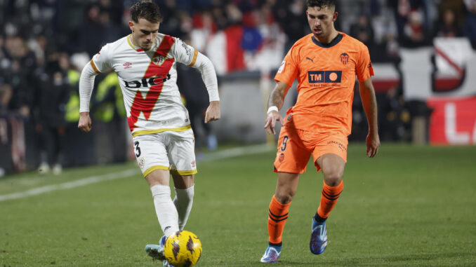 El lateral del Rayo Josep Chavarría (i) juega un balón ante Hugo Duro, del Valencia, durante el partido de LaLiga que Rayo Vallecano y Valencia CF disputaron en el estadio de Vallecas, en Madrid. EFE/Javier Lizón
