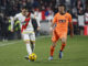 El lateral del Rayo Josep Chavarría (i) juega un balón ante Hugo Duro, del Valencia, durante el partido de LaLiga que Rayo Vallecano y Valencia CF disputaron en el estadio de Vallecas, en Madrid. EFE/Javier Lizón