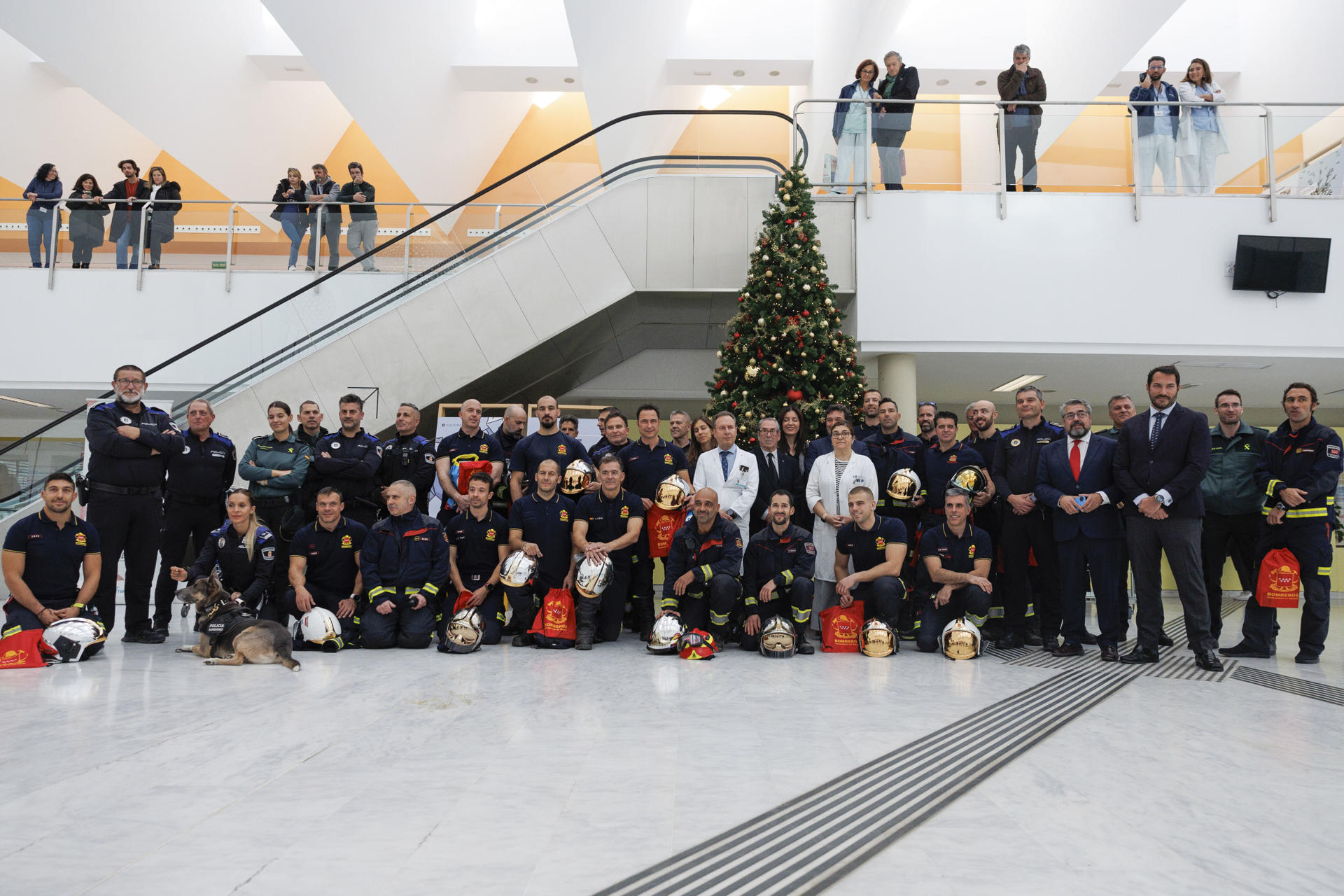 Efectivos de los bomberos, policía local y guardia civil posan para una foto de grupo durante la entrega de regalos a los niños ingresados en el Hospital Puerta de Hierro en Majadahonda, Madrid, este viernes. EFE/Sergio Pérez
