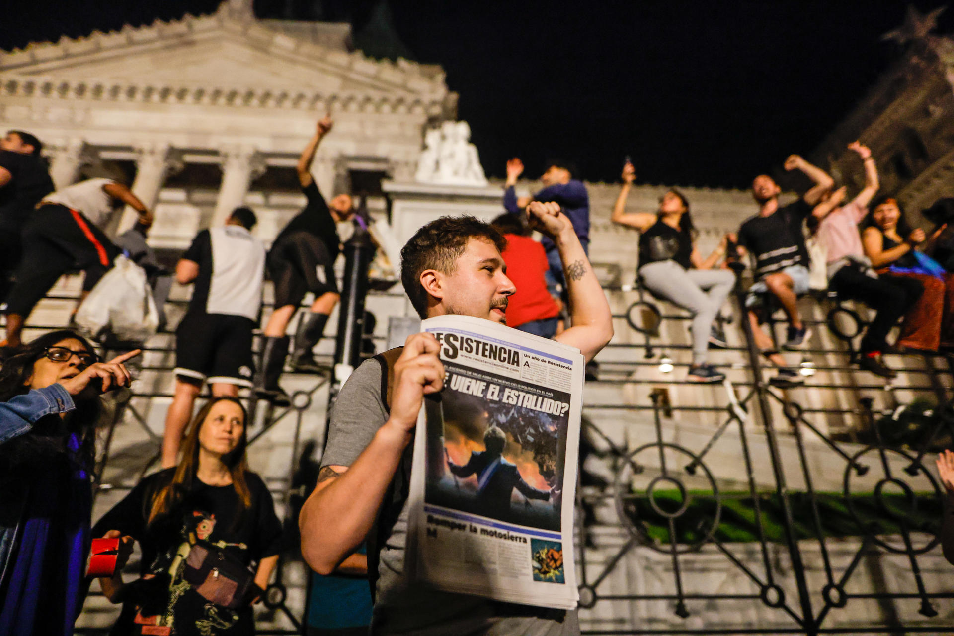 Varias personas participan en una manifestación contra las medidas anunciadas por el presidente Javier Milei, que empezó en la noche de este miércoles y se extendió hasta la madrugada de hoy, frente al Congreso de la Nación en Buenos Aires (Argentina). EFE/ Juan Ignacio Roncoroni
