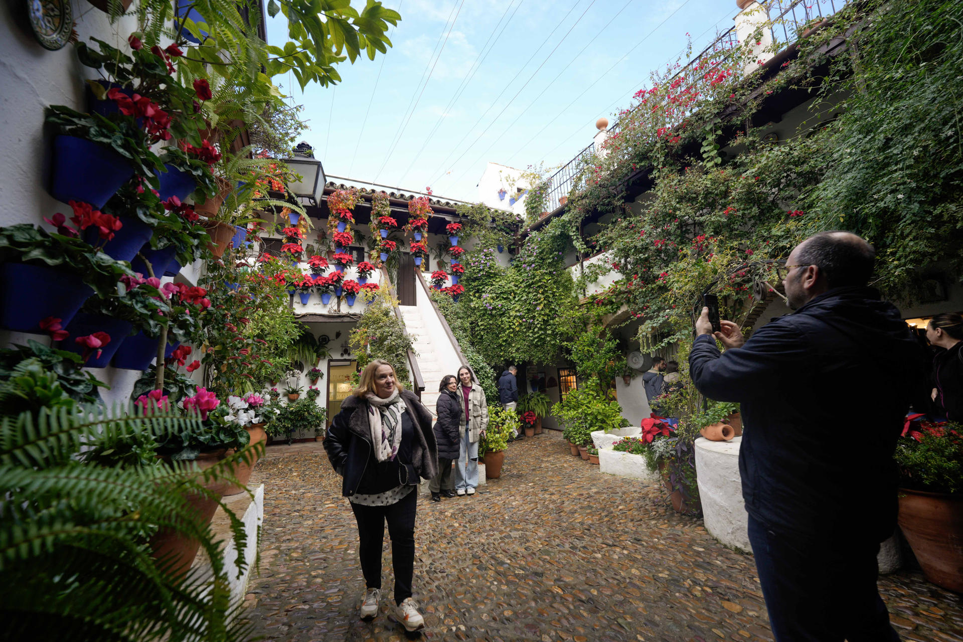 Los patios de Córdoba, declarados Patrimonio Inmaterial de la Humanidad por la Unesco, se abren hasta el 30 de diciembre para ofrecerse, de nuevo como en mayo, como un atractivo turístico de primer orden. 39 patios organizados en seis rutas, se han comprometido a estar abiertos en horario de tarde, entre las cinco y las nueve, algo que hace posible ampliar el radio de presencia de visitantes a zonas del casco histórico no siempre colmatadas de turistas. EFE/ Rafa Alcaide
