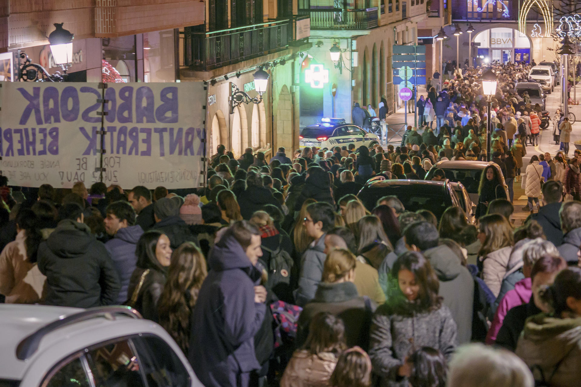 Unas 2.800 personas, según la organización, se han manifestado hoy en Gernika en apoyo de la joven de este municipio que ha denunciado por agresión sexual al que fue su entrenador en el club Lointek Gernika, Mario López. EFE/Javier Zorrilla
