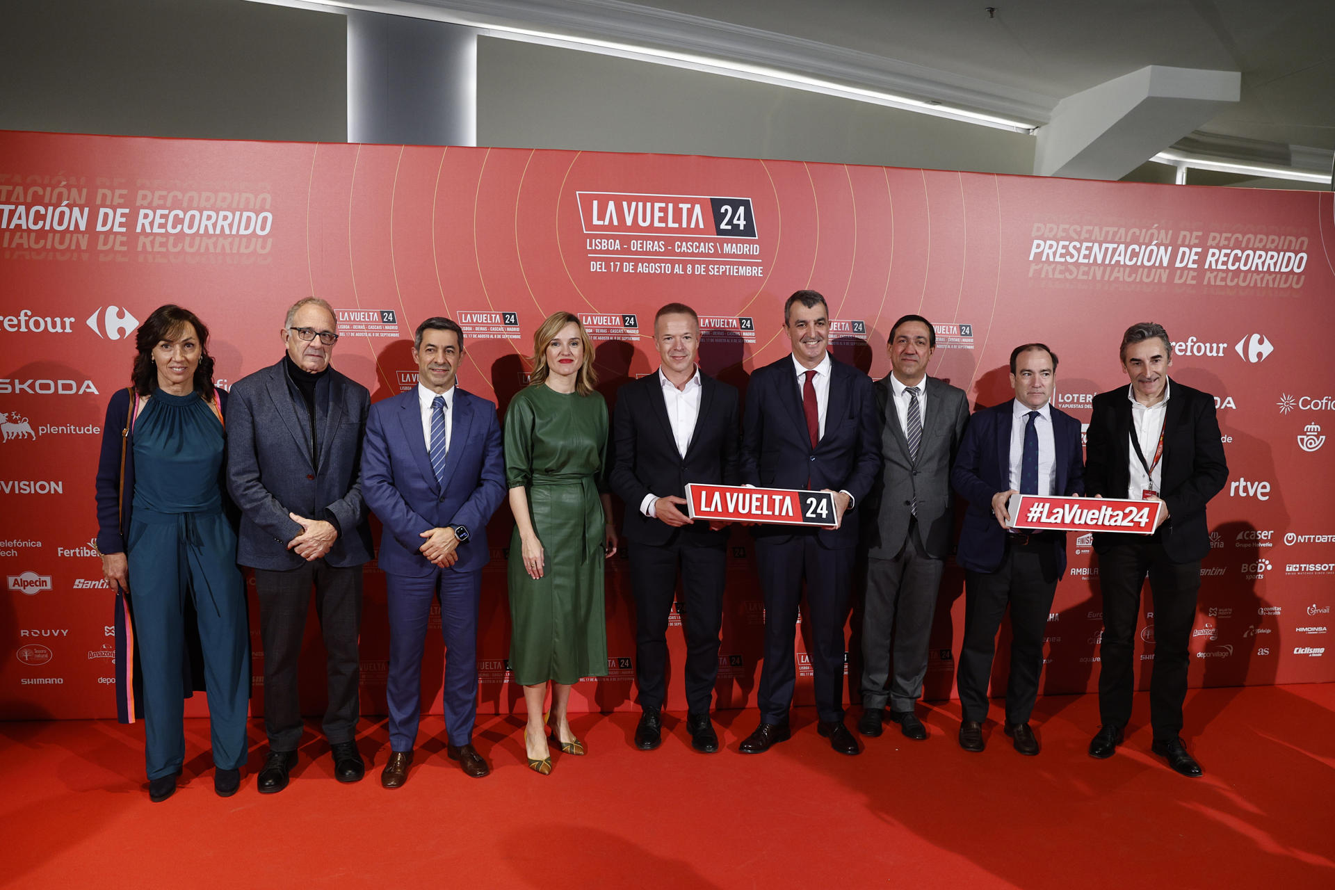 La ministra de Educación, Formación Profesional y Deportes y portavoz del Gobierno, Pilar Alegría (4i), y el senador Ander Gil (5i) participan de la presentación del recorrido de La Vuelta 2024 en Madrid, este martes. EFE/ Rodrigo Jiménez
