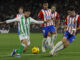 El defensa del Real Betis Aitor Ruibal (i) lucha con Sávio Moreira de Oliveira (c) y Miguel Gutiérrez, ambos del Girona FC, durante el encuentro correspondiente a la jornada 18 de LaLiga que Real Betis y Girona FC jugaronen el estadio Benito Villamarín, en Sevilla. EFE/ Julio Muñoz