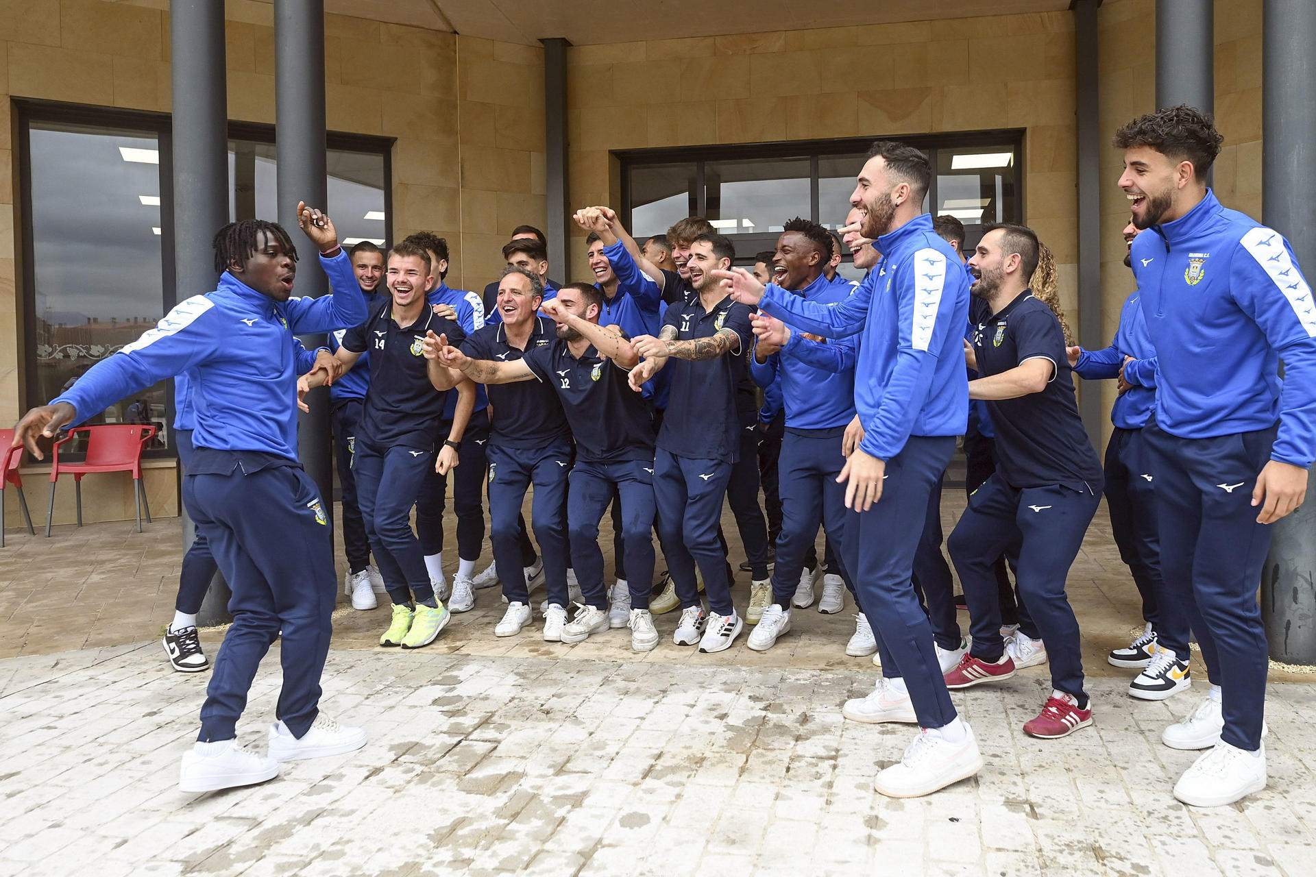 Los jugadores del Arandina, de Segunda RFEF, celebran jugar ante el Real Madrid en la Copa del Rey. EFE/ Paco Santamaría
