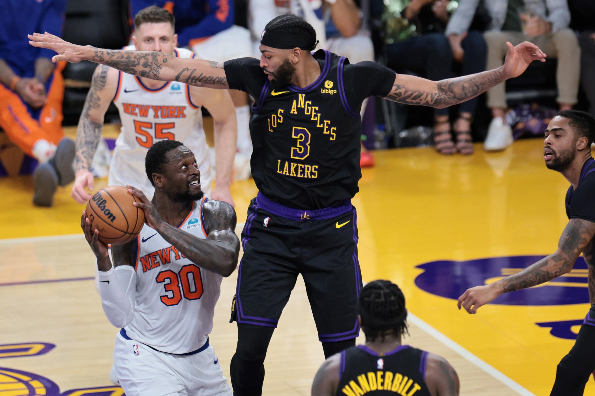 El juagador de los Angeles Lakers Anthony Davis (d) intenta bloquear un tiro del delantero de los New York Knicks Julius Randle durante la primera mitad del partido de baloncesto de la NBA. EFE/EPA/ALLISON CENA
