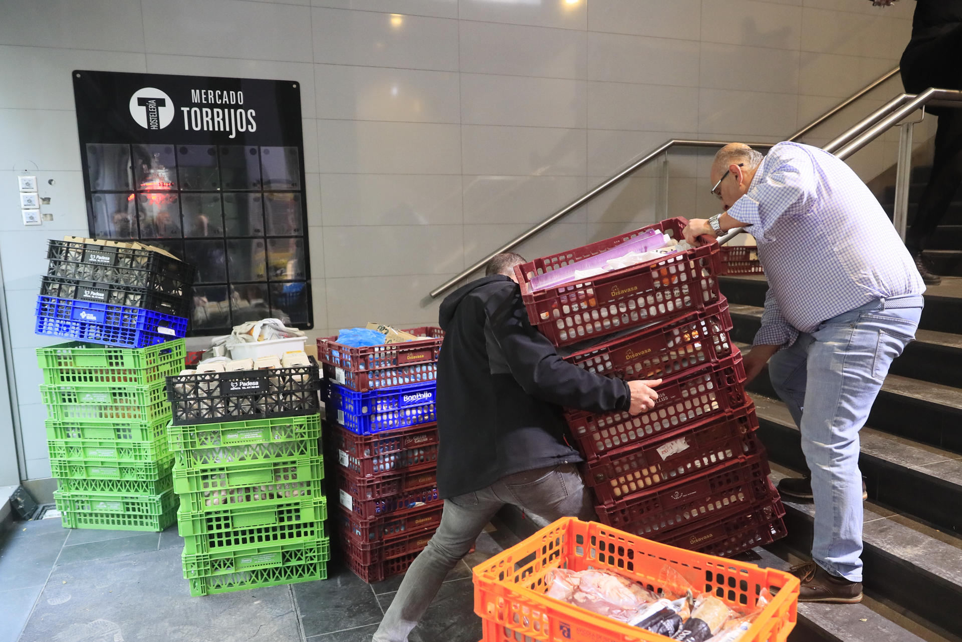 Los comerciantes del Mercado de Torrijos sacan parte del género fresco para servirlo a domicilio a sus clientes este miércoles en Madrid. EFE/ Fernando Alvarado
