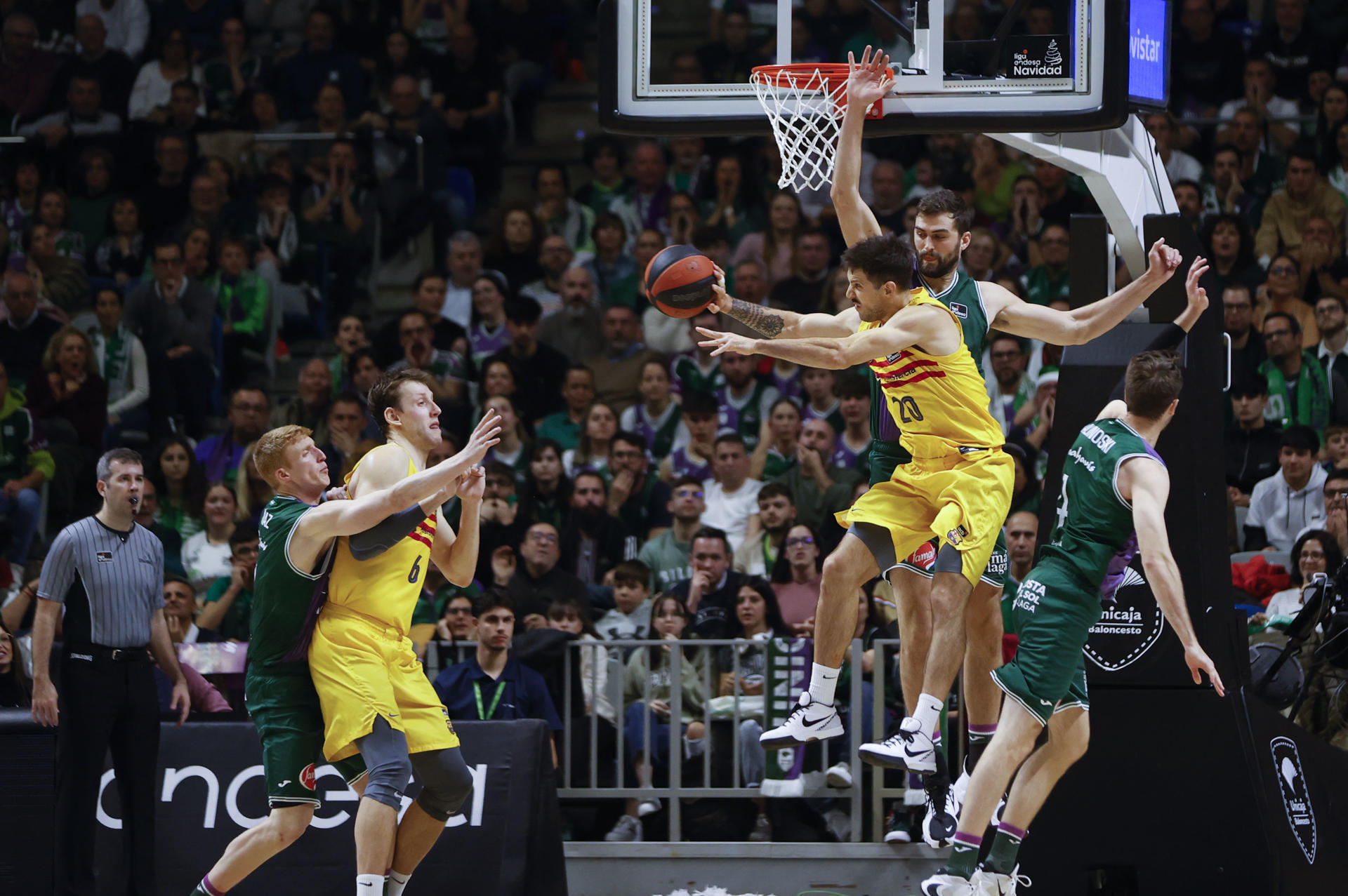 El base argentino del Barça Nicolás Laprovittola (3d) asiste a su compañero el checo Jan Vesely (2i) ante los jugadores del Unicaja David Kravish (detrás) y Alberto Díaz (i) en el partido de Liga Endesa disputado este miércoles en el Martín Carpena de Málaga. EFE/Jorge Zapata
