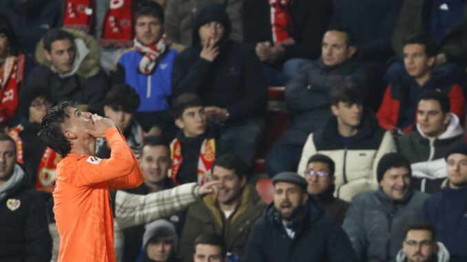 El delantero del Valencia Sergi Canos celebra tras marcar ante el Rayo, durante el partido de LaLiga que Rayo Vallecano y Valencia CF disputaron en el estadio de Vallecas, en Madrid. EFE/Javier Lizón
