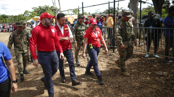 El embajador de España en Panamá, Guzmán Palacios (c), camina por la Estación de Recepción Migratoria (ERM) de Lajas Blancas, el 18 de diciembre de 2023, corregimiento de Metetí en la provincia de Darién (Panamá). EFE/ Bienvenido Velasco
