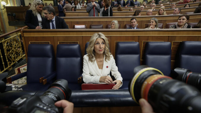 Imagen de archivo de la líder de Sumar, vicepresidenta segunda del Gobierno y ministra de Trabajo y Economía Social, Yolanda Díaz, en su escaño del Congreso. EFE/ Javier Lizón
