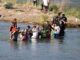 Migrantes cruzan el Río Grande, en Eagle Pass, Texas (EE.UU.), en una fotografía de archivo. EFE/Adam Davis