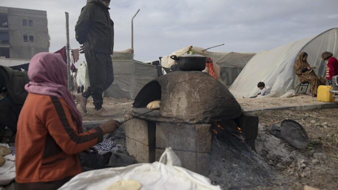 Palestinos en un campo de refugiados de la ciudad de Rafah, en el sur de la Franja de Gaza. EFE/EPA/HAITHAM IMAD
